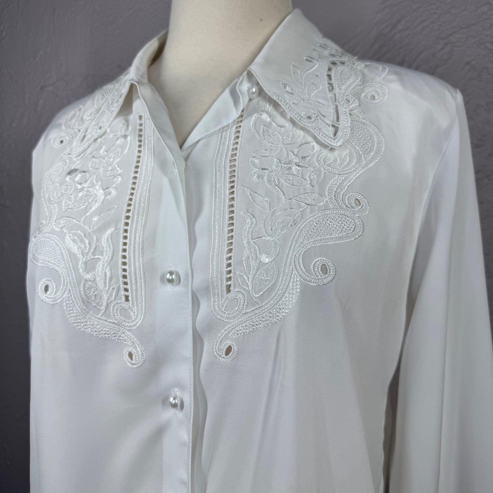 Vintage 80's Women's Medium White Button Long Sleeve Blouse Lace Pearl buttons